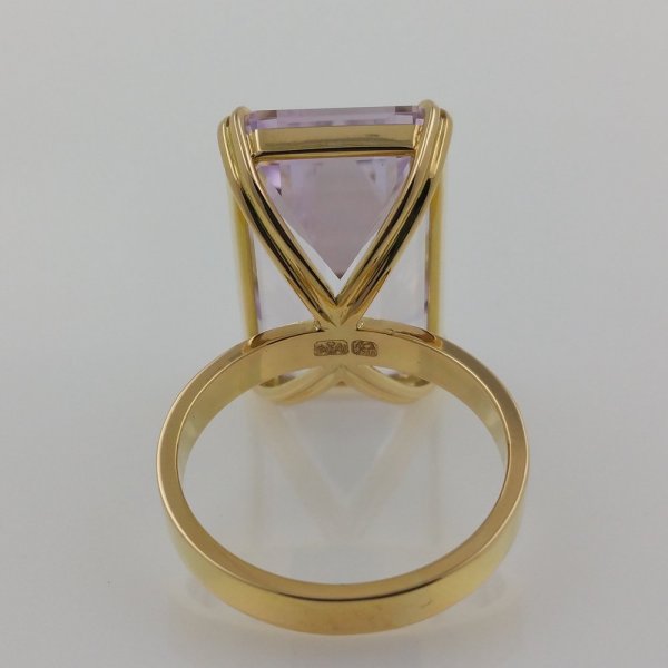 18k. yellow gold ring with spectacular natural kunzite of 26.05 carat