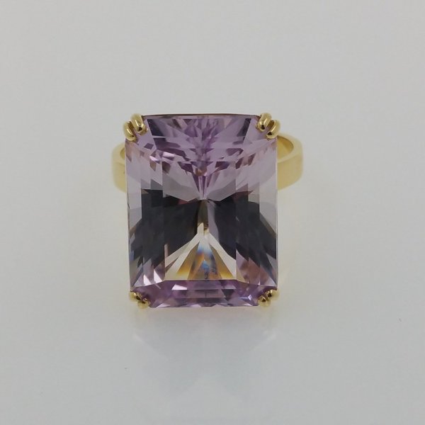 18k. yellow gold ring with spectacular natural kunzite of 21.24 carat