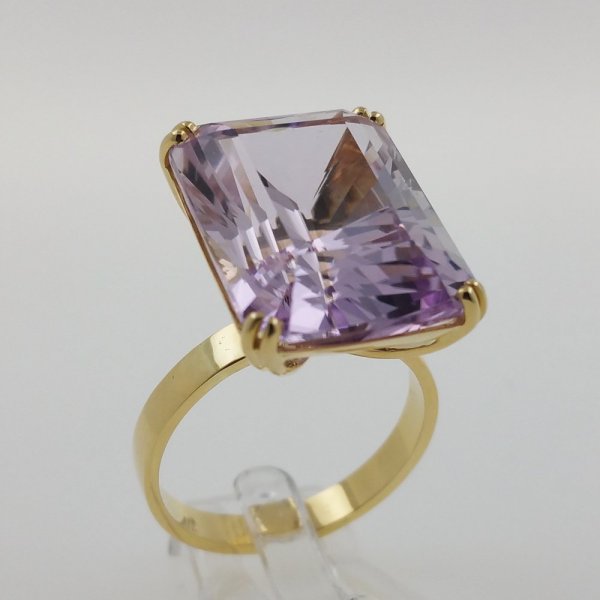18k. yellow gold ring with spectacular natural kunzite of 21.24 carat