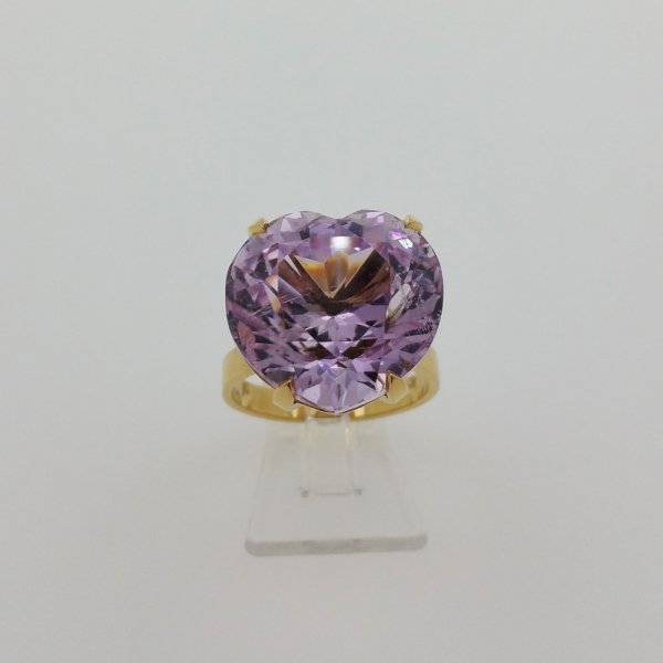 18k. yellow gold ring with spectacular natural kunzite of 26.41 carat