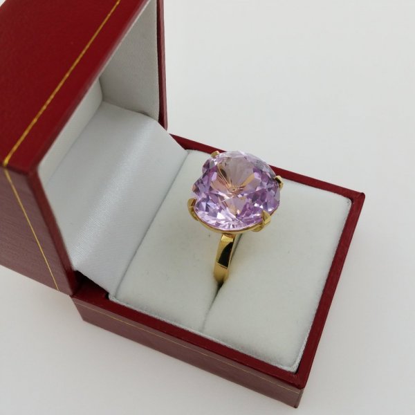 18k. yellow gold ring with spectacular natural kunzite of 26.41 carat