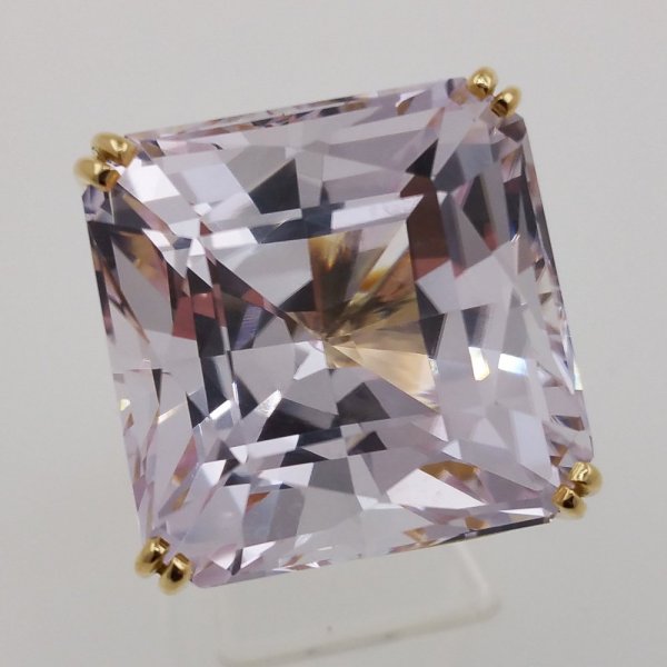 18k. yellow gold ring with spectacular natural kunzite of 56.07 carat