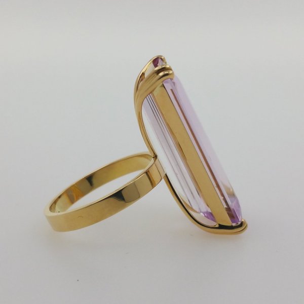 18k. yellow gold ring with spectacular natural kunzite of 25.15 carat
