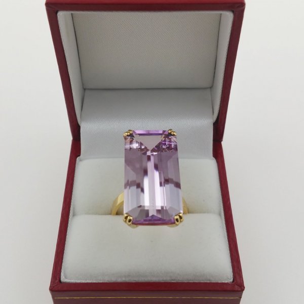 18k. yellow gold ring with spectacular natural kunzite of 25.15 carat
