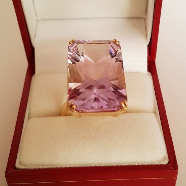18k. yellow gold ring with spectacular natural kunzite of 28.35 carat
