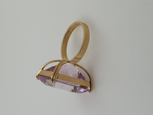 18k. yellow gold ring with spectacular natural kunzite of 37.09 carat