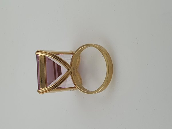 18k. yellow gold ring with spectacular natural kunzite of 37.09 carat
