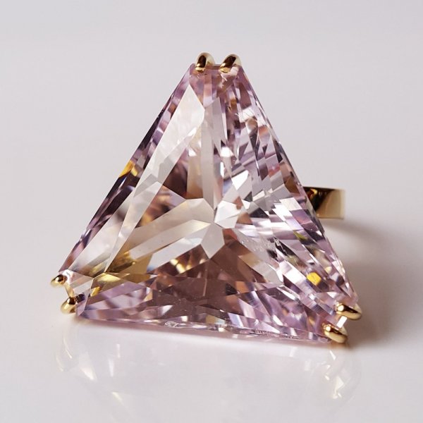 18k. yellow gold ring with spectacular natural kunzite of 42.93 carat