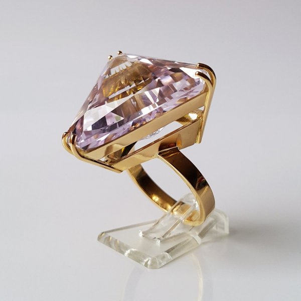 18k. yellow gold ring with spectacular natural kunzite of 42.93 carat