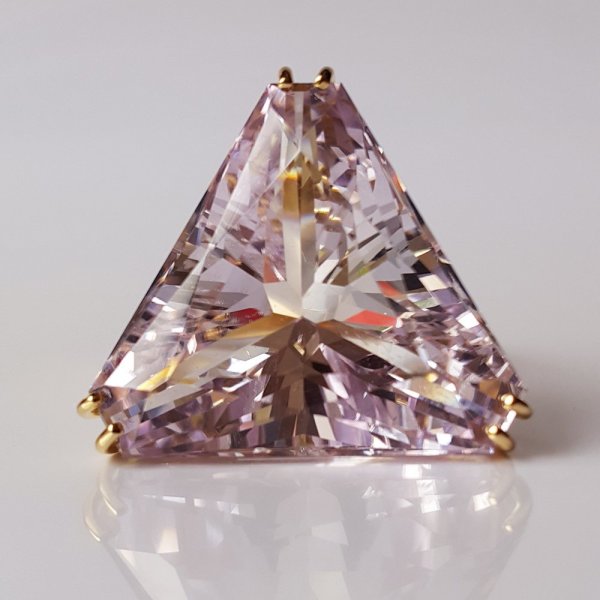 18k. yellow gold ring with spectacular natural kunzite of 42.93 carat