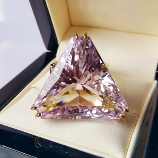 18k. yellow gold ring with spectacular natural kunzite of 42.93 carat