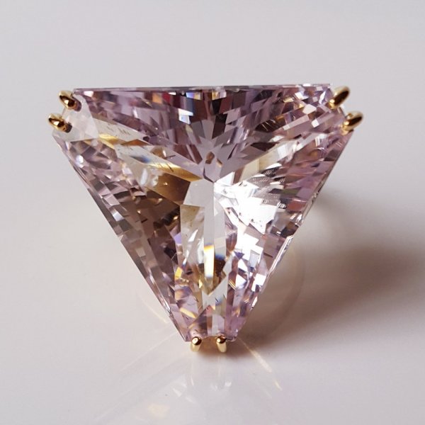 18k. yellow gold ring with spectacular natural kunzite of 42.93 carat