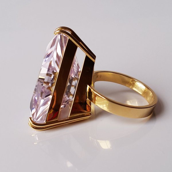 18k. yellow gold ring with spectacular natural kunzite of 42.93 carat