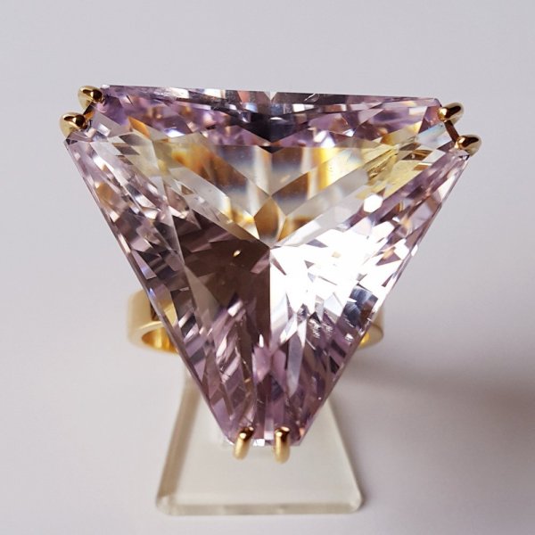 18k. yellow gold ring with spectacular natural kunzite of 42.93 carat