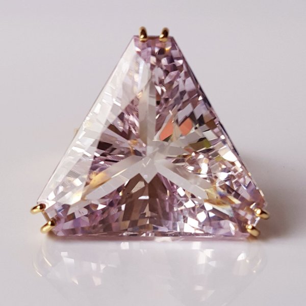 18k. yellow gold ring with spectacular natural kunzite of 42.93 carat