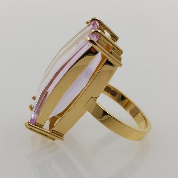 18k. yellow gold ring with spectacular natural kunzite of 28.35 carat