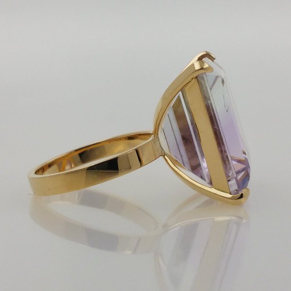 18k. yellow gold ring with spectacular natural kunzite of 30.00carat