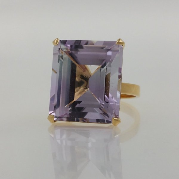 18k. yellow gold ring with spectacular natural kunzite of 30.00carat