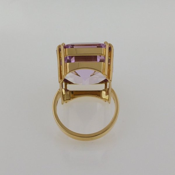 18k. yellow gold ring with spectacular natural kunzite of 36.75 carat