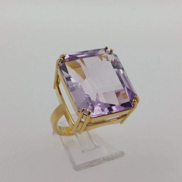 18k. yellow gold ring with spectacular natural kunzite of 36.75 carat