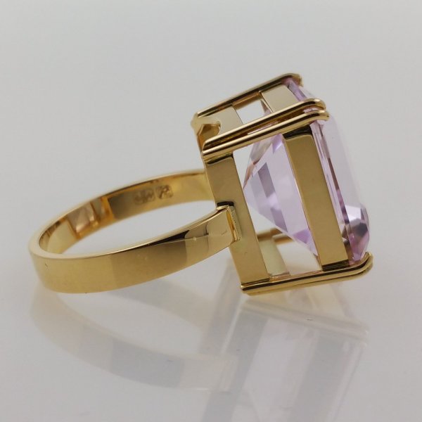 18k. yellow gold ring with spectacular natural kunzite of 16.51 carat