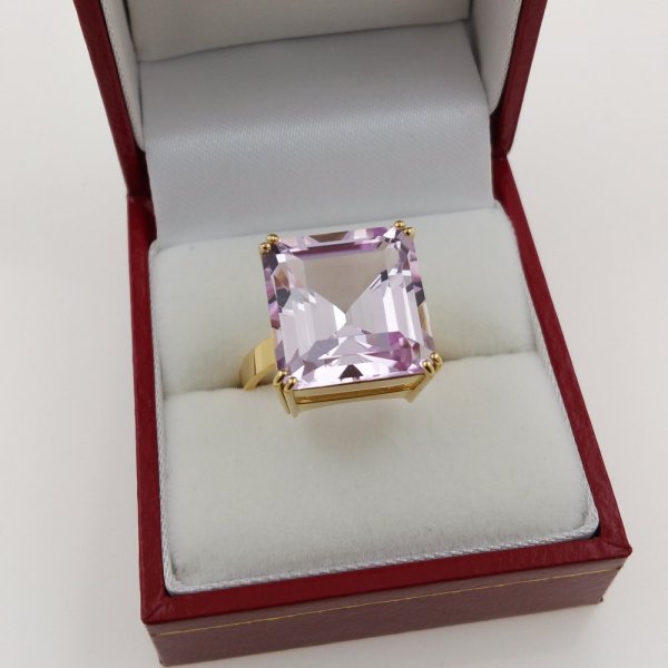 18k. yellow gold ring with spectacular natural kunzite of 16.51 carat