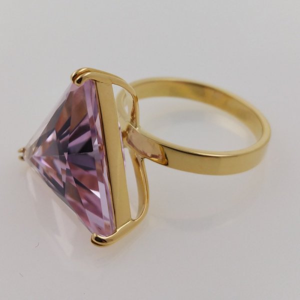 18k. yellow gold ring with natural kunzite of 19.06 carat