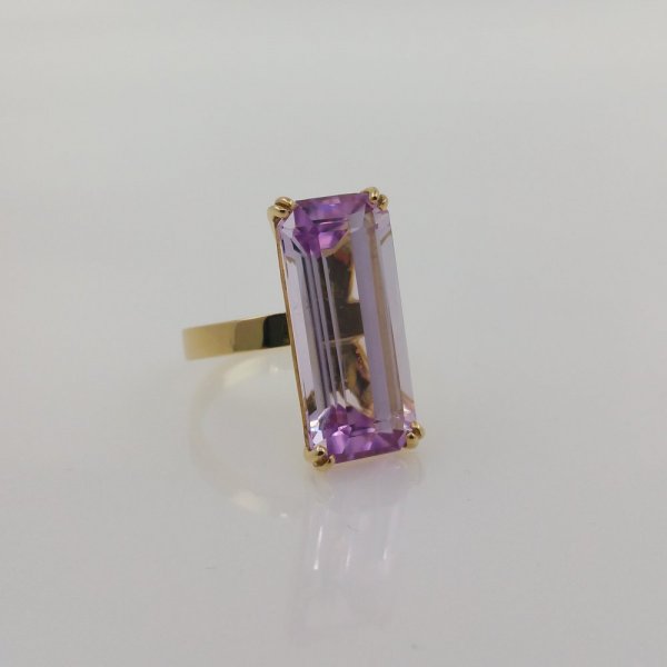 18k. yellow gold ring with natural kunzite of 15.04 carat