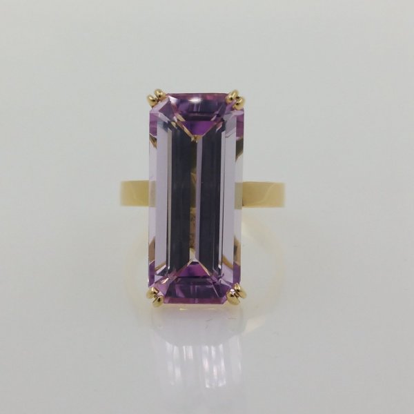18k. yellow gold ring with natural kunzite of 15.04 carat