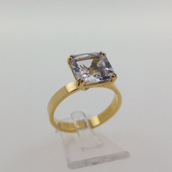 18k. yellow gold ring with natural kunzite of 3.94 carat