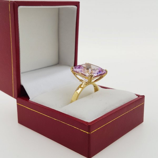 18k. yellow gold ring with natural kunzite of 12.13 carat