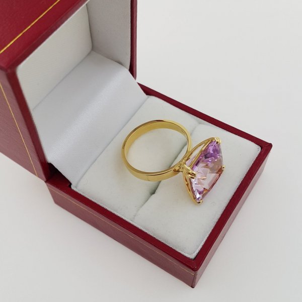 18k. yellow gold ring with natural kunzite of 12.13 carat