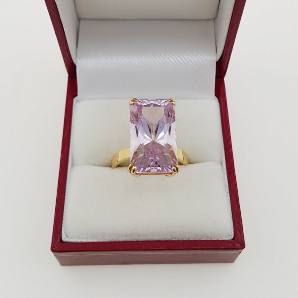 18k. yellow gold ring with natural kunzite of 16.57 carat