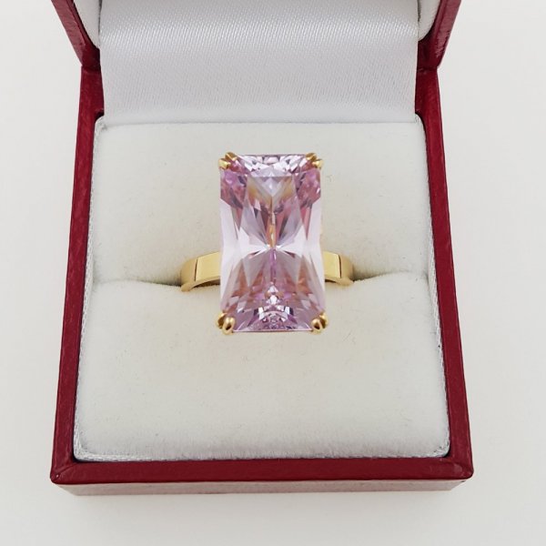 18k. yellow gold ring with natural kunzite of 16.57 carat