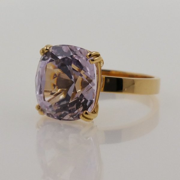 14k. yellow gold ring with natural kunzite of 10.78 carat