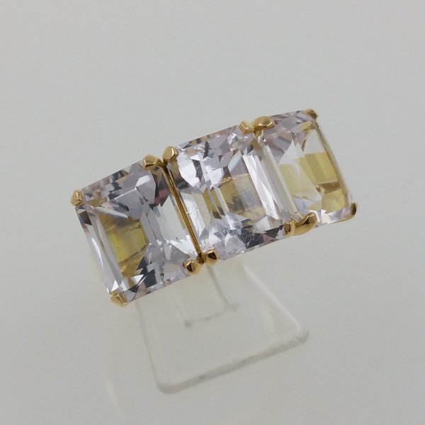 18k. yellow gold ring with three natural kunzite of 14.62 carat