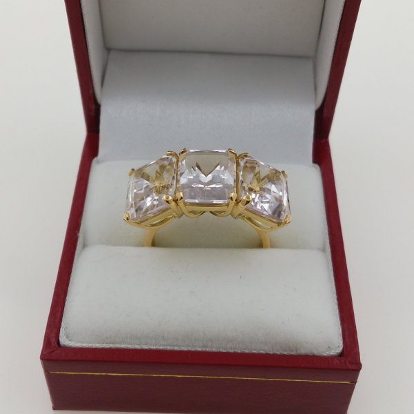 18k. yellow gold ring with three natural kunzite of 14.62 carat