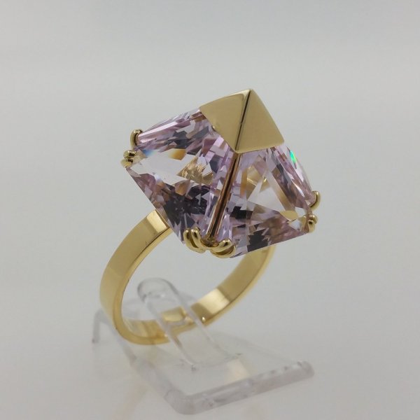 18k. yellow gold ring with four natural kunzite of 15.80 carat
