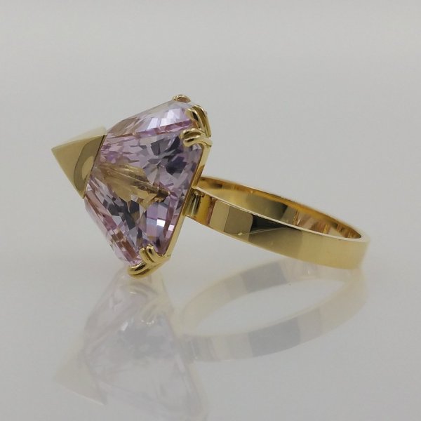 18k. yellow gold ring with four natural kunzite of 15.80 carat