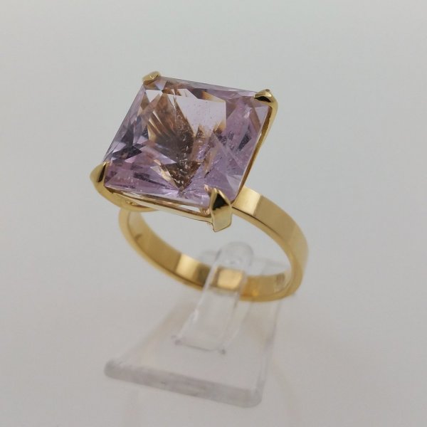 18k. yellow gold ring with spectacular natural kunzite of 12.61 carat