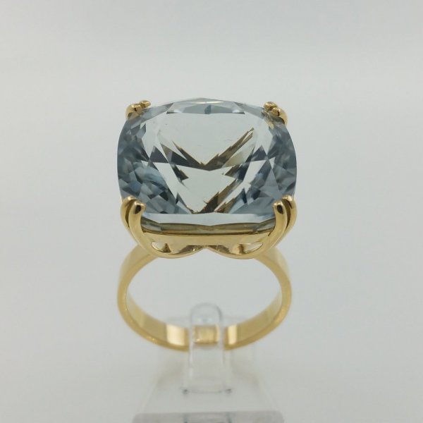 14k. yellow gold ring with spectacular natural blue spodumene of 34.06 carat