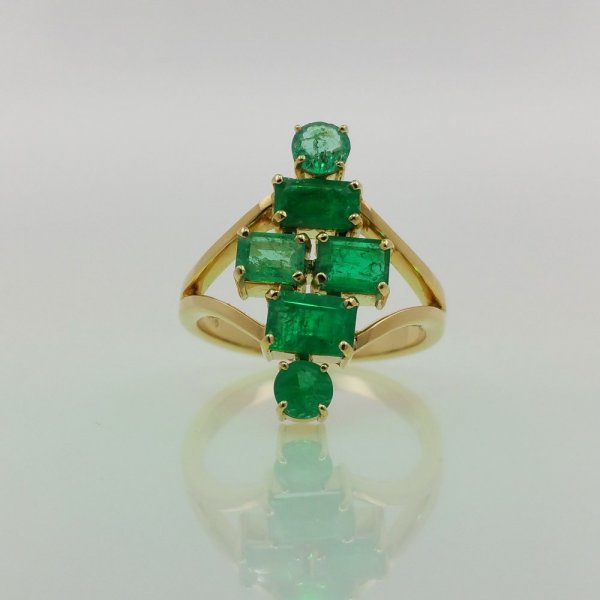  18k. yellow gold ring with natural Emeralds of 3.00 carat