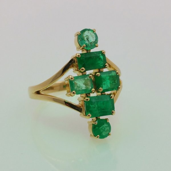  18k. yellow gold ring with natural Emeralds of 3.00 carat