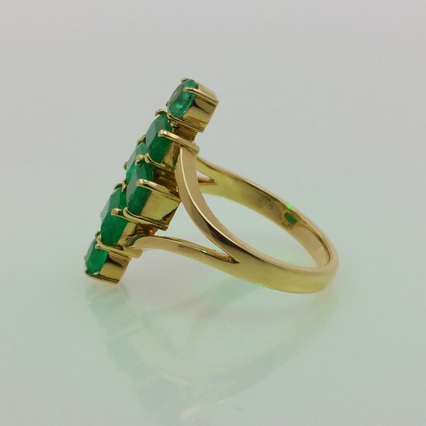  18k. yellow gold ring with natural Emeralds of 3.00 carat