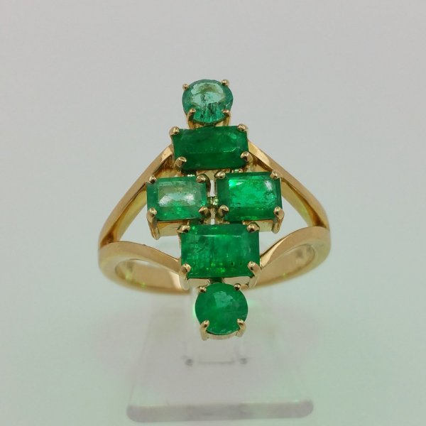  18k. yellow gold ring with natural Emeralds of 3.00 carat