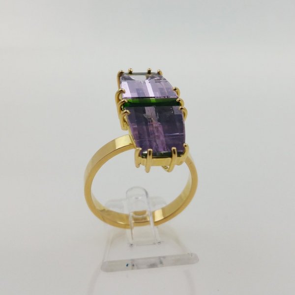 18k. yellow gold ring with natural Kunzite and Diopside of 9.65 carat