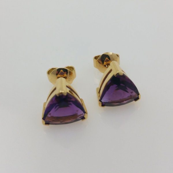 18k. yellow gold earrings with natural Amethyst of 6.80 carat