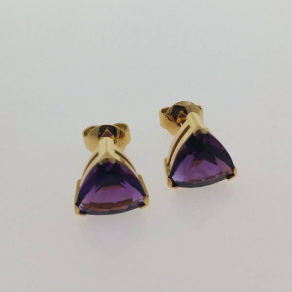 18k. yellow gold earrings with natural Amethyst of 6.80 carat