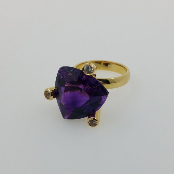 18k. yellow gold ring with 1 Amethyst and 3 Sapphires total of 15.75 carat