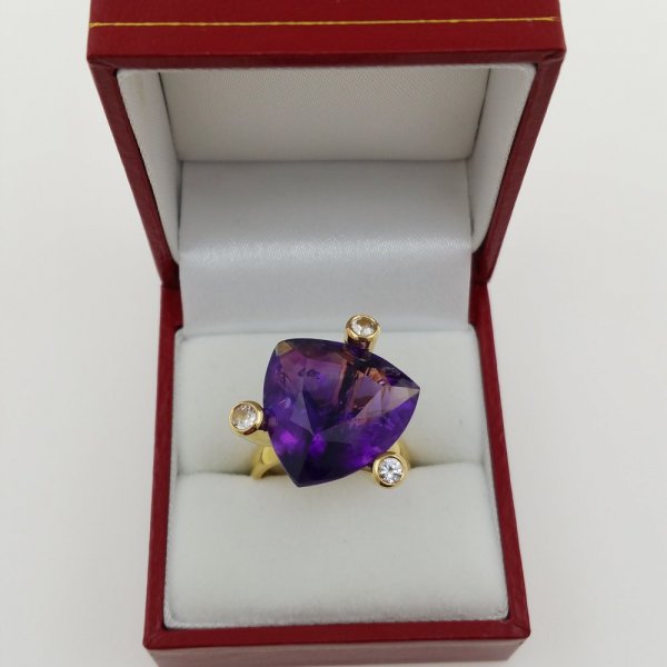18k. yellow gold ring with 1 Amethyst and 3 Sapphires total of 15.75 carat